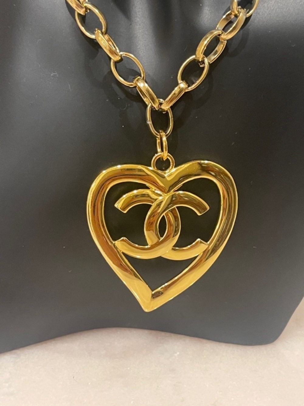 Chanel Interlocking CC Gold Heart Pendant And Chain Necklace - Picture 2 of 14